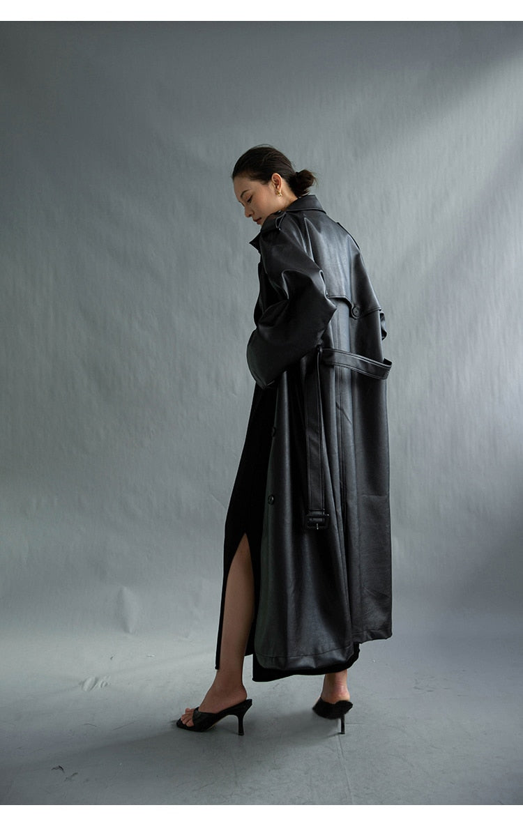 معطف جلدي بحزام من تصميم أينسلي