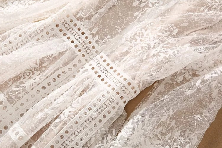 فستان بورتريه ذاتي باللون الأبيض